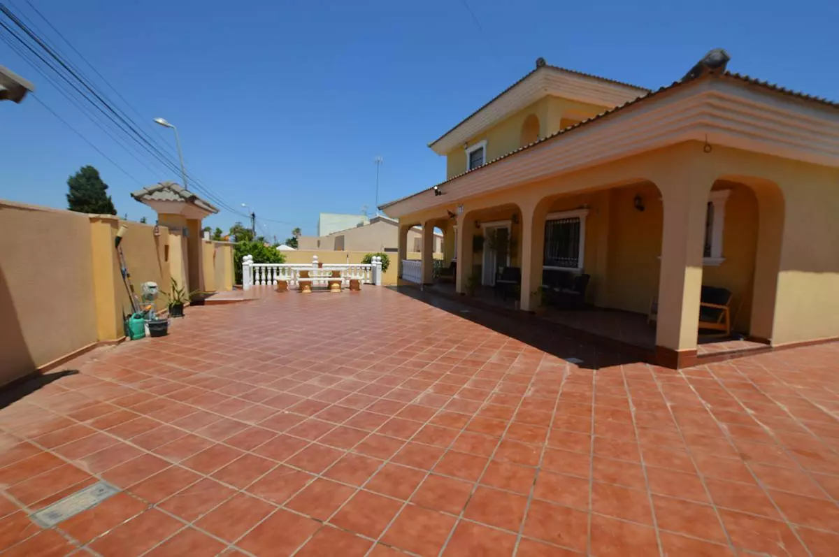 6-bedroom Villa In Orihuela, Spain (240 M²)