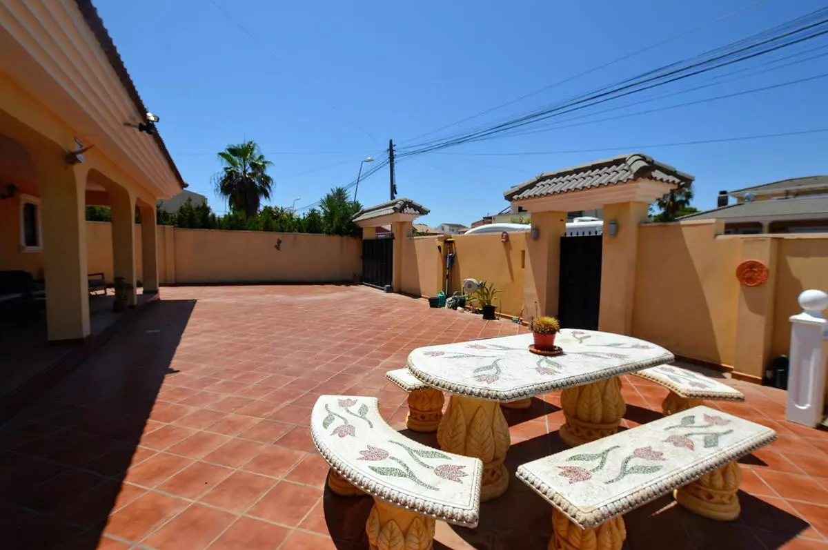 6-bedroom Villa In Orihuela, Spain (240 M²)