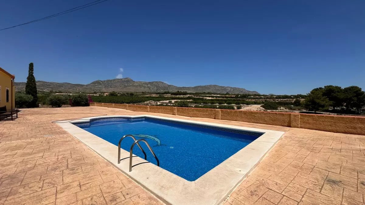 3-bedroom Villa In Albatera, Spain (164 M²)