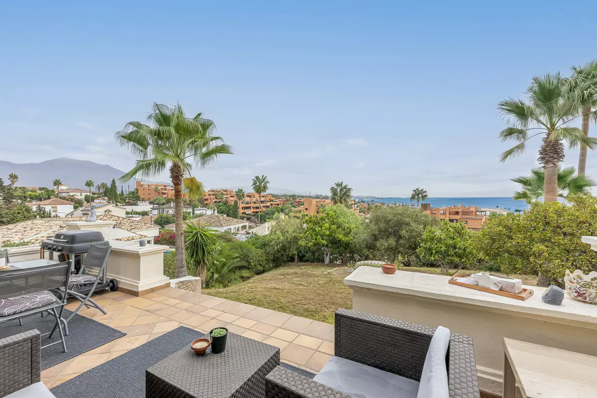 3-bedroom Villa In Estepona, Spain (287 M²)