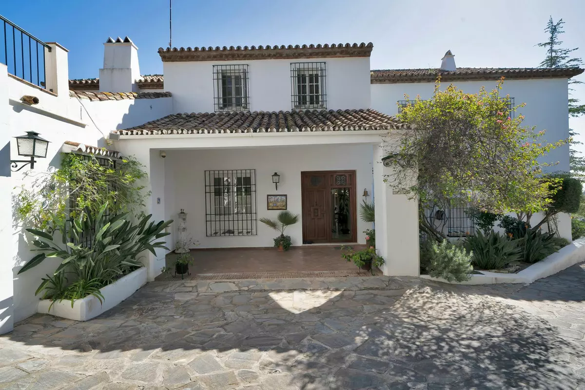 6-bedroom Villa In Marbella, Spain (521 M²)