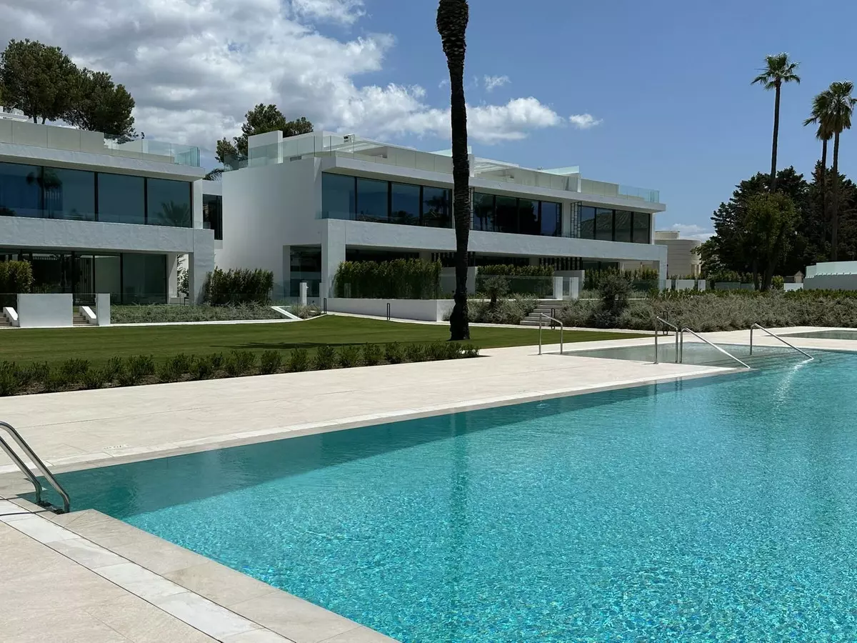 4-bedroom Villa In Marbella, Spain (445 M²)