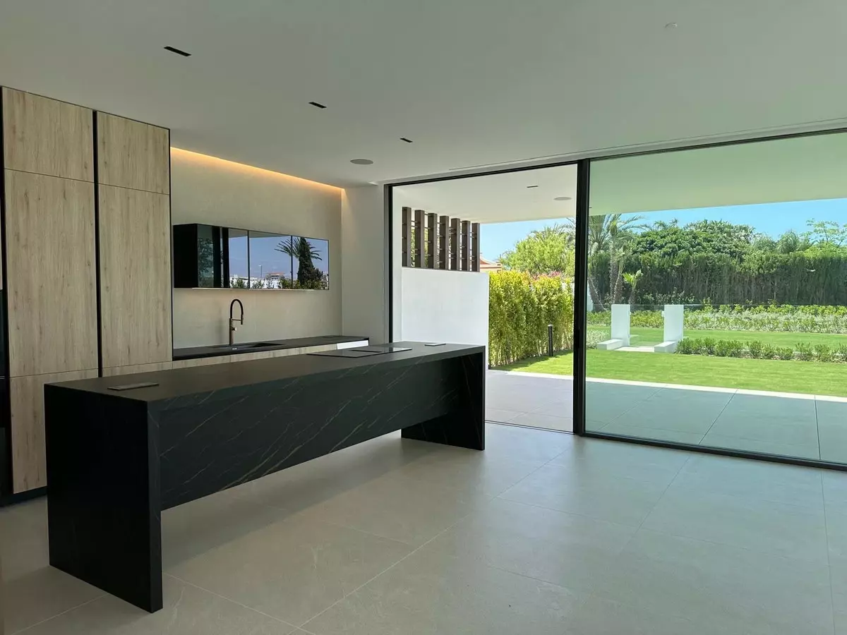 4-bedroom Villa In Marbella, Spain (442 M²)