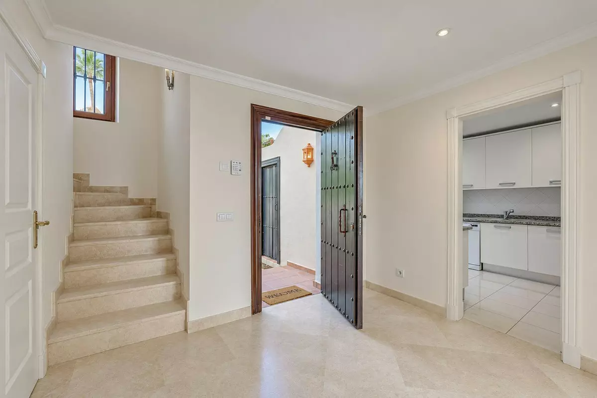 3-bedroom Town House In Estepona, Spain (157 M²)