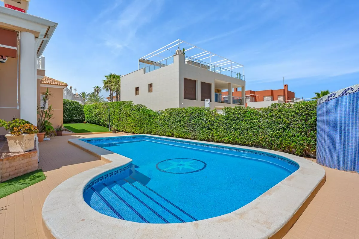 6-bedroom Villa In Torrevieja, Spain (500 M²)