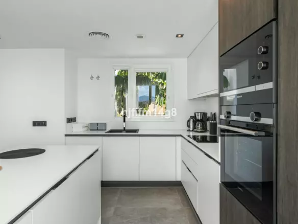 3-bedroom Apartment In Benahavis, Spain (155 M²)