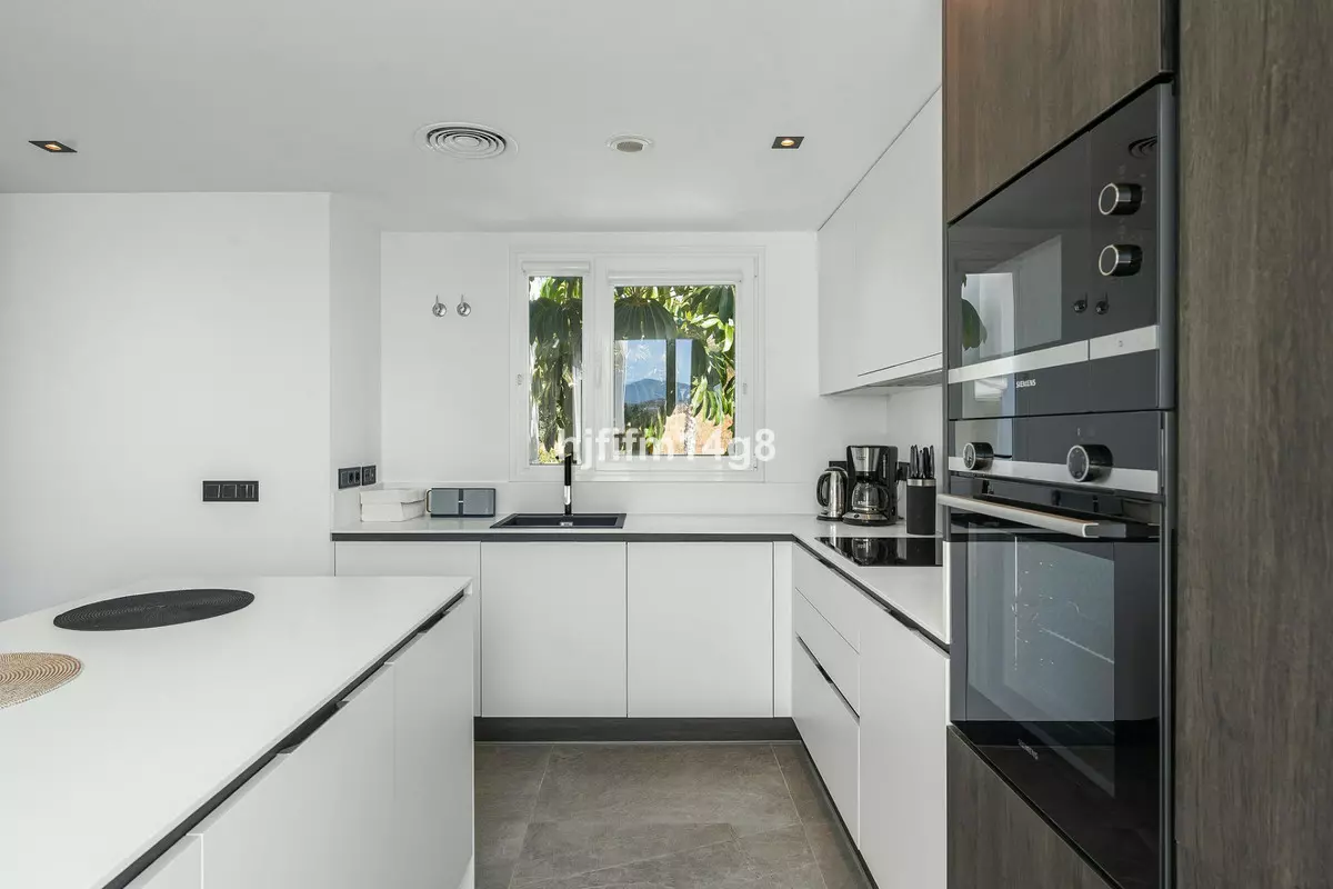 3-bedroom Apartment In Benahavis, Spain (155 M²)