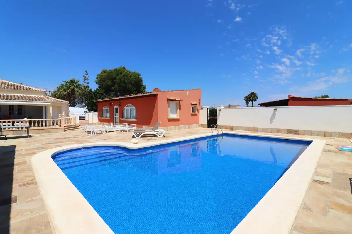 6-bedroom Villa In Almoradi, Spain (299 M²)