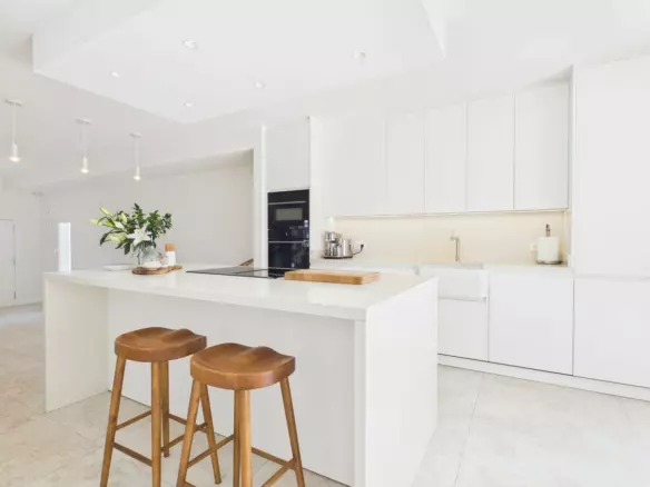 4-bedroom Villa In Istan, Spain (209 M²)