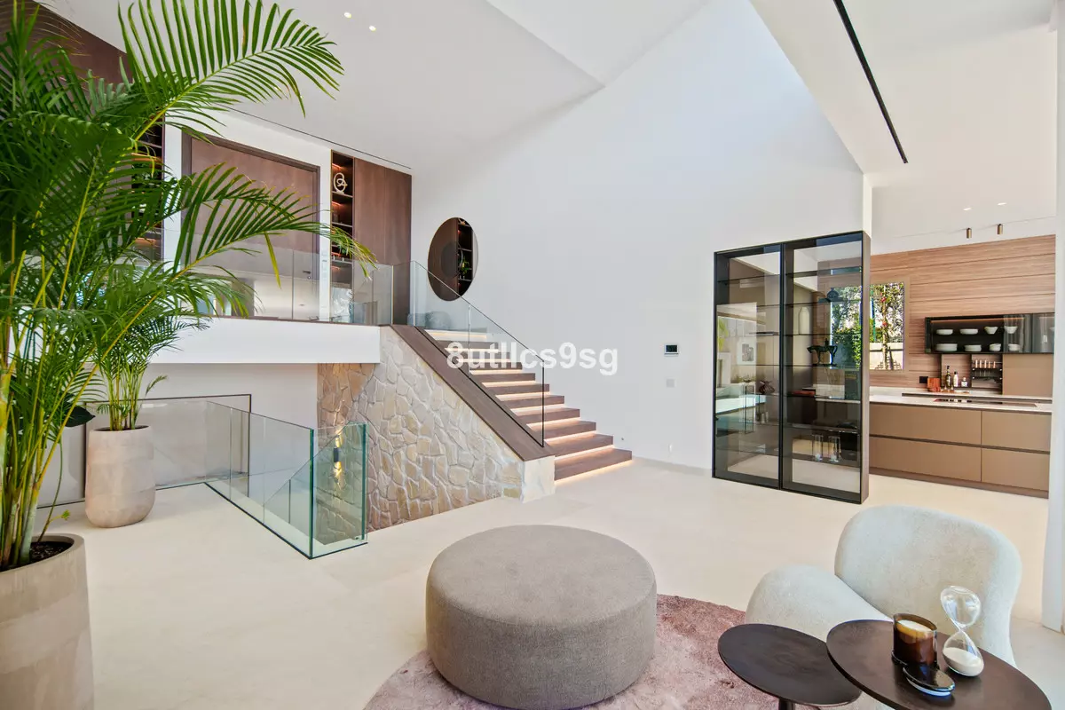 5-bedroom Villa In Marbella, Spain (986 M²)