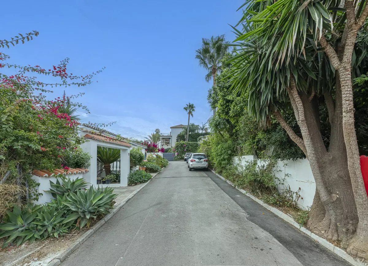 3-bedroom Villa In Estepona, Spain (287 M²)