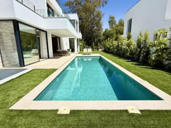6-bedroom Villa In Estepona, Spain (418 M²)