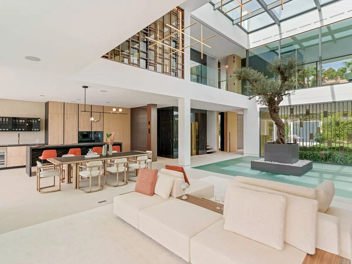 5-bedroom Villa In Marbella, Spain (912 M²)