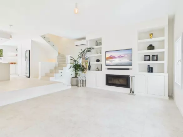 4-bedroom Villa In Istan, Spain (209 M²)