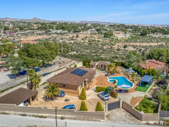 5-bedroom Country House In Crevillent, Spain (181 M²)