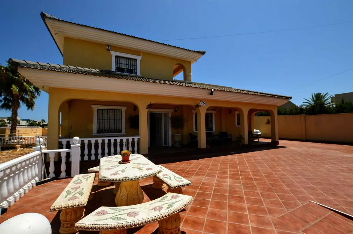 6-bedroom Villa In Orihuela, Spain (240 M²)