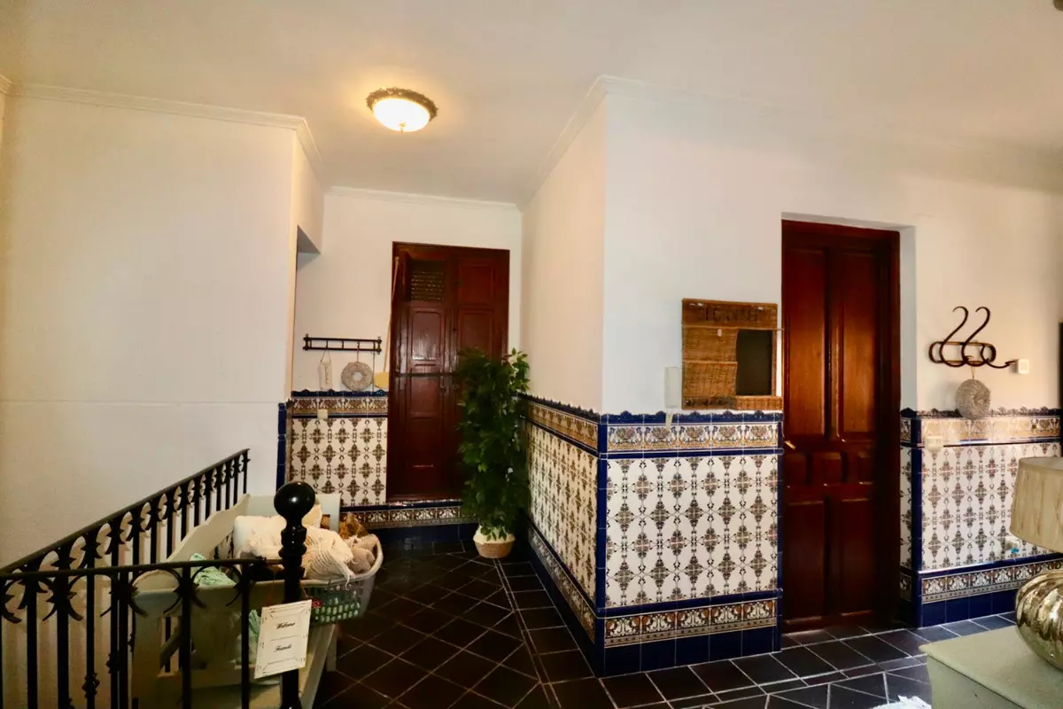 6-bedroom Villa In Almoradi, Spain (375 M²)