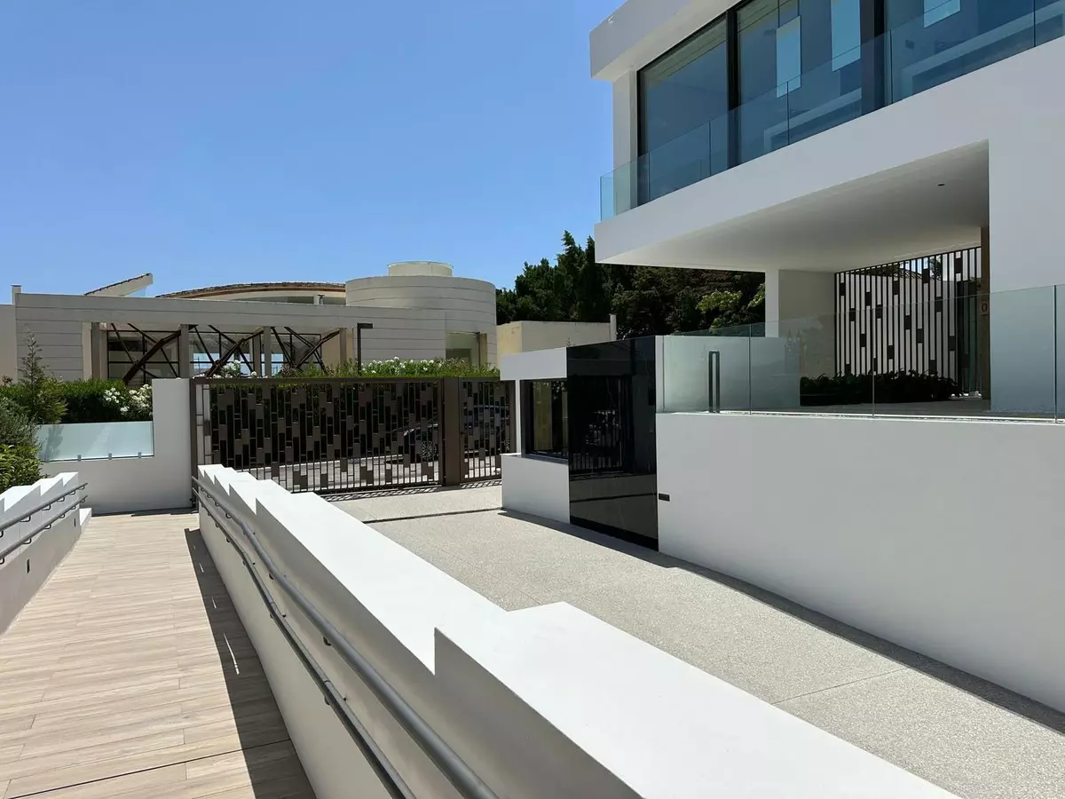 4-bedroom Villa In Marbella, Spain (445 M²)