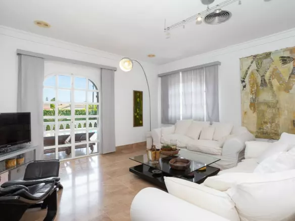 4-bedroom Villa In Torrevieja, Spain (420 M²)