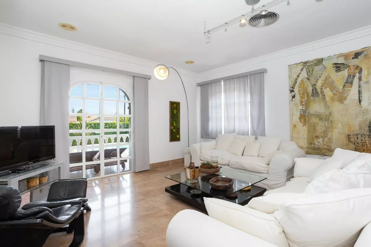 4-bedroom Villa In Torrevieja, Spain (420 M²)