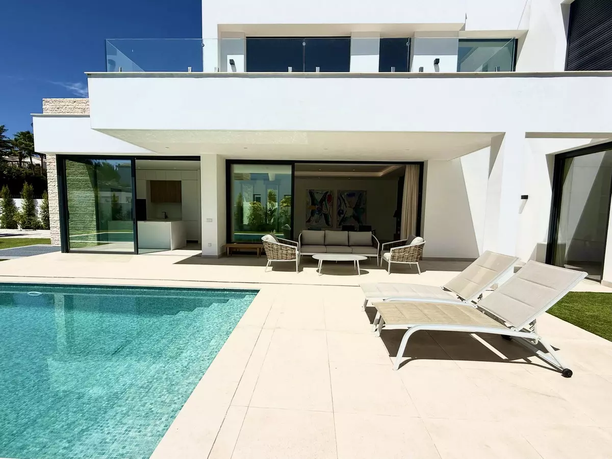 6-bedroom Villa In Estepona, Spain (418 M²)