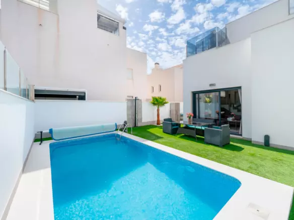 5-bedroom Villa In Torrevieja, Spain (194 M²)