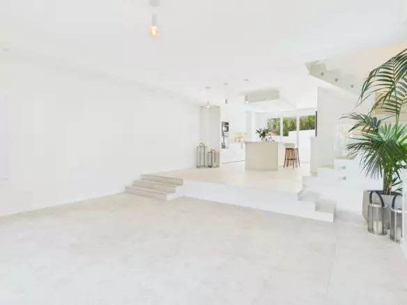 4-bedroom Villa In Istan, Spain (209 M²)