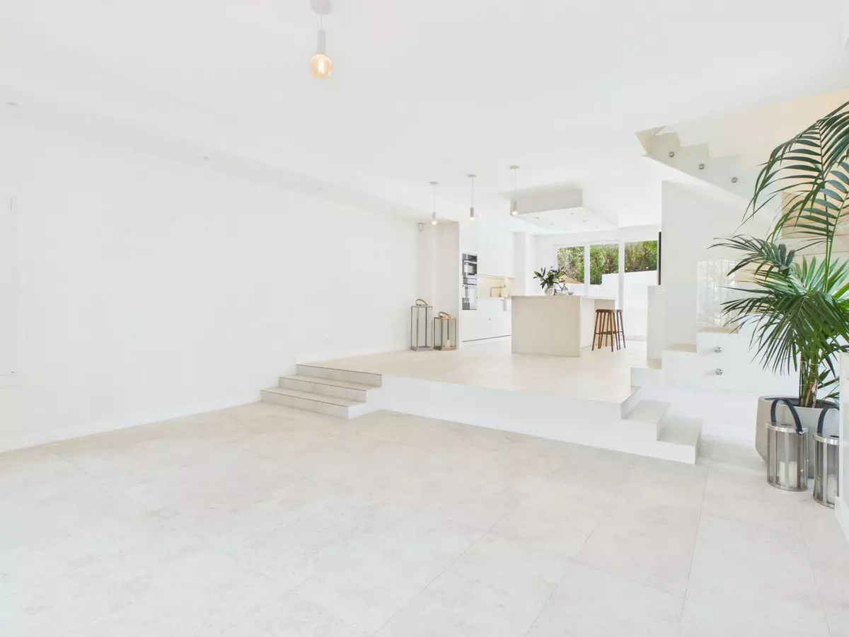 4-bedroom Villa In Istan, Spain (209 M²)