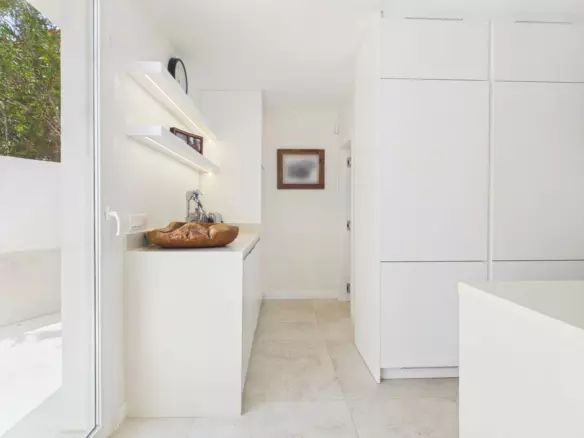 4-bedroom Villa In Istan, Spain (209 M²)