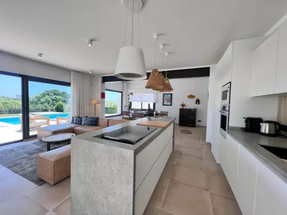 3-bedroom Villa In Estepona, Spain (257 M²)