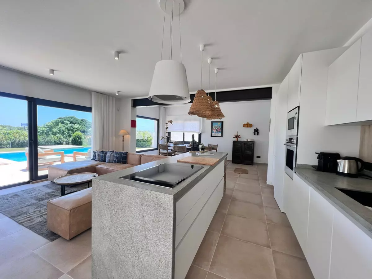 3-bedroom Villa In Estepona, Spain (257 M²)
