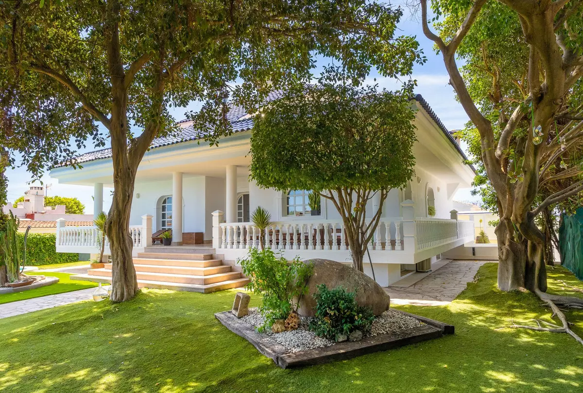 4-bedroom Villa In Torrevieja, Spain (420 M²)