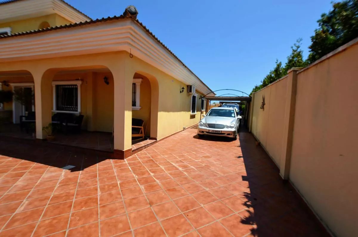 6-bedroom Villa In Orihuela, Spain (240 M²)