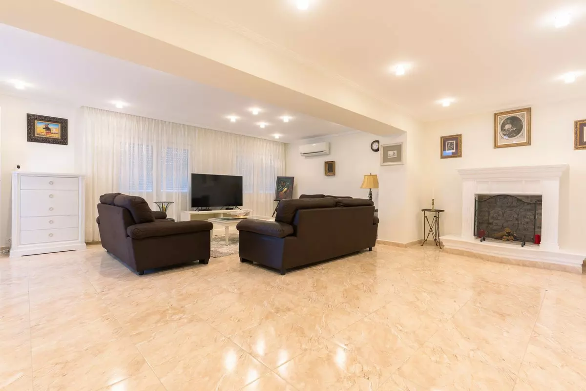 7-bedroom Villa In Orihuela, Spain (312 M²)