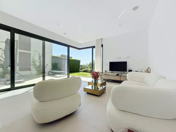 3-bedroom Apartment In Casares, Spain (184 M²)