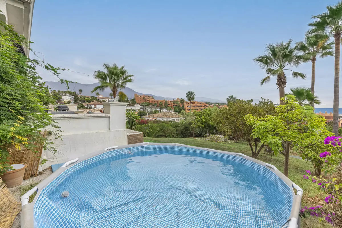 3-bedroom Villa In Estepona, Spain (287 M²)