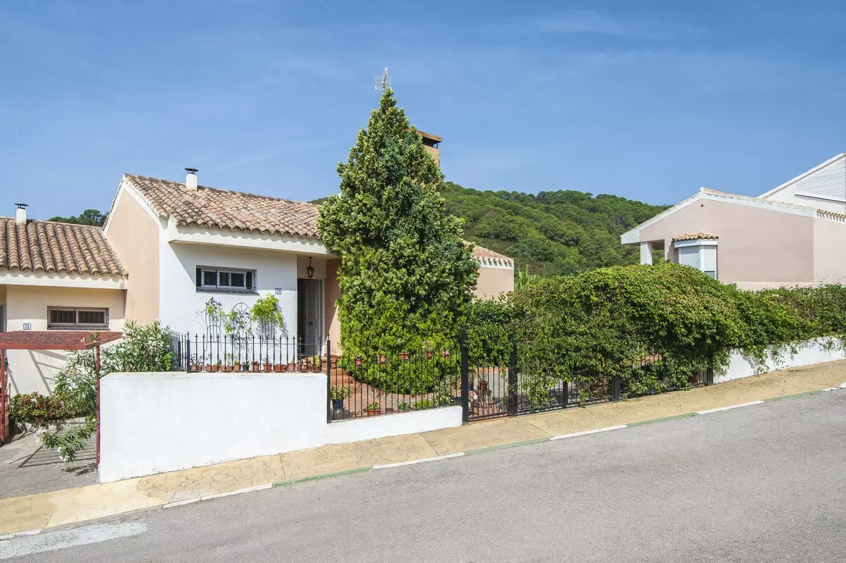 3-bedroom Villa In Estepona, Spain (202 M²)