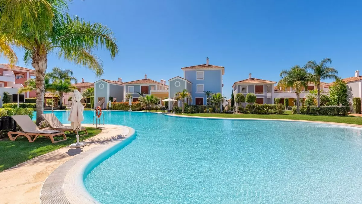 3-bedroom Apartment In Estepona, Spain (90 M²)