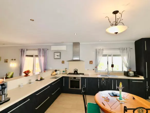 4-bedroom Villa In Albatera, Spain (198 M²)