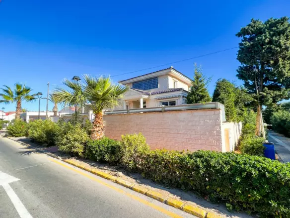 5-bedroom Villa In Torrevieja, Spain (380 M²)