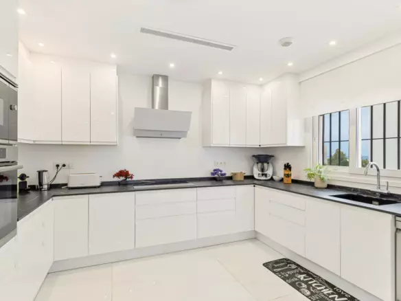 4-bedroom Apartment In Marbella, Spain (198 M²)