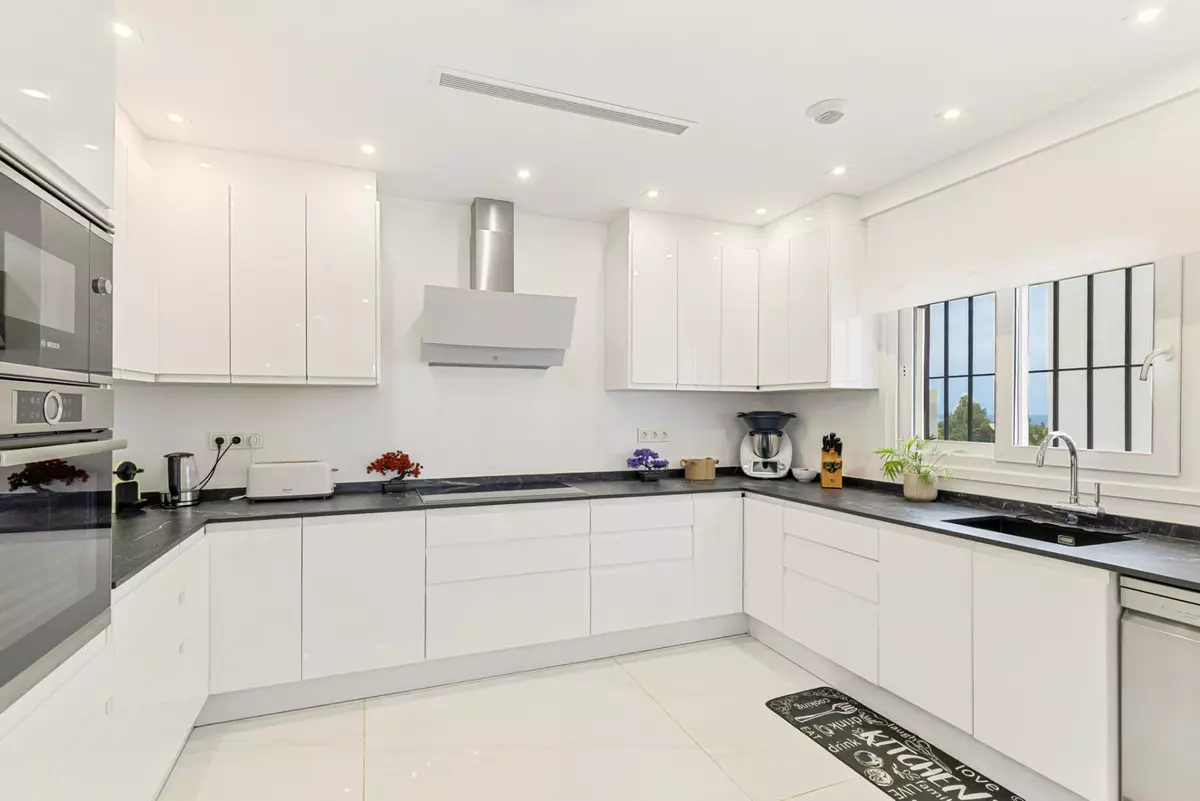 4-bedroom Apartment In Marbella, Spain (198 M²)