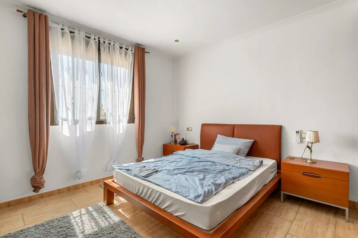 5-bedroom Country House In Crevillent, Spain (181 M²)