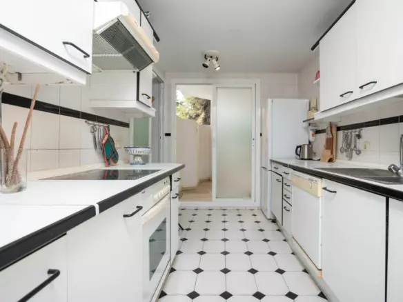 3-bedroom Apartment In Marbella, Spain (121 M²)