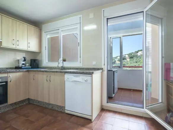 3-bedroom Villa In Estepona, Spain (202 M²)