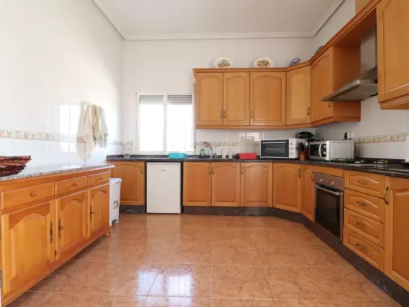 3-bedroom Villa In Albatera, Spain (164 M²)