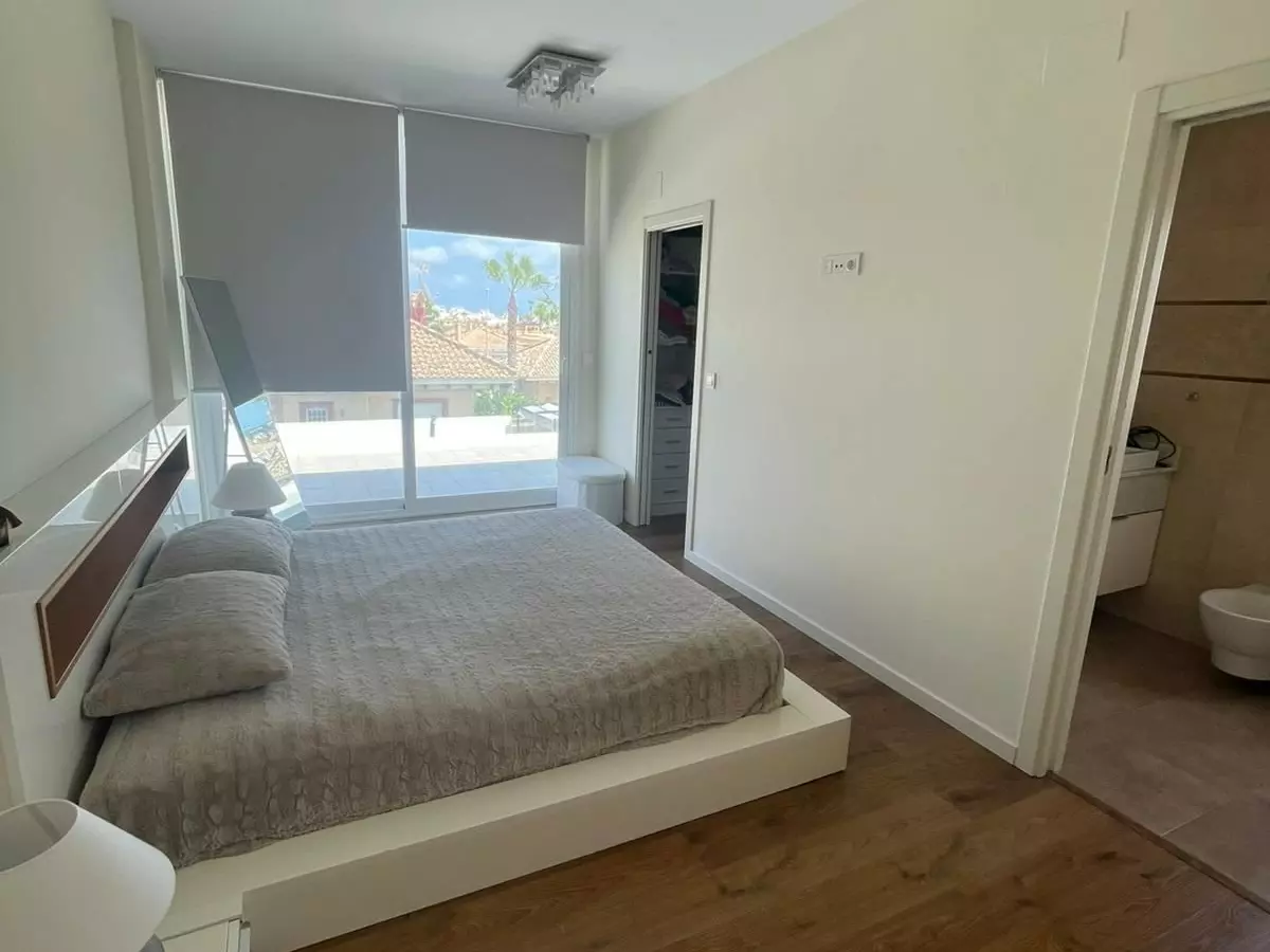 5-bedroom Villa In Bigastro, Spain (322 M²)