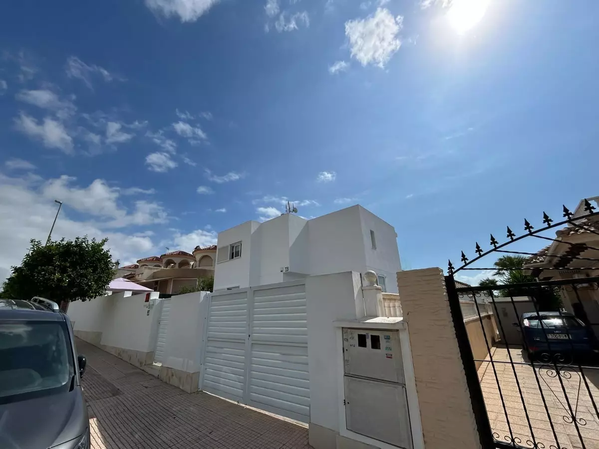 5-bedroom Villa In Bigastro, Spain (322 M²)