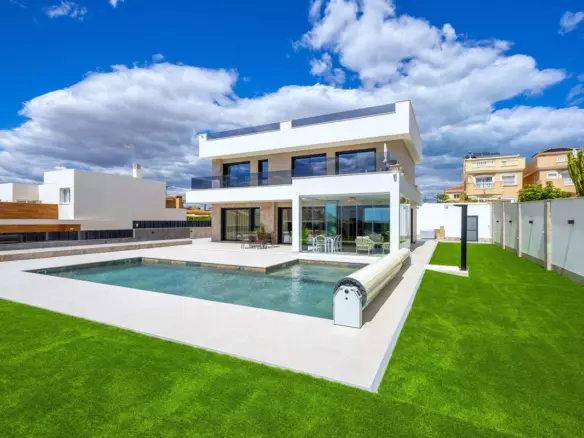 4-bedroom Villa In Torrevieja, Spain (234 M²)