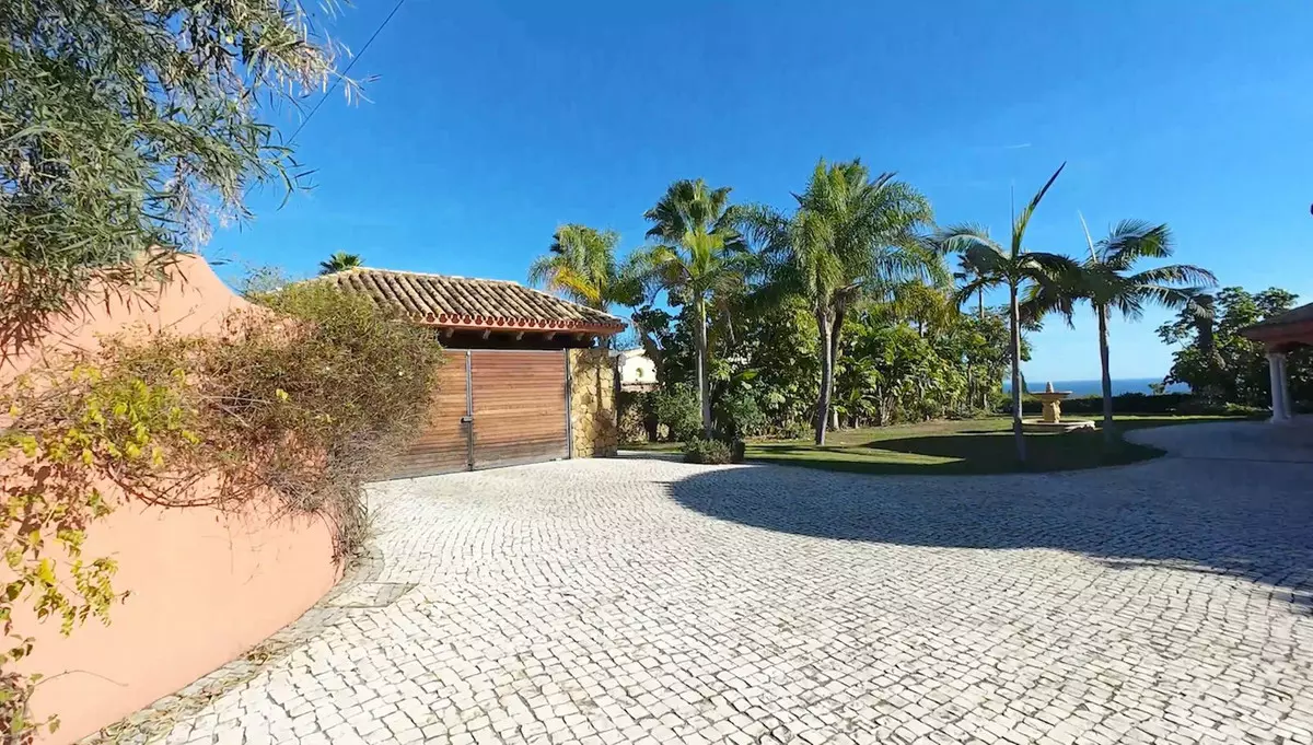 8-bedroom Villa In Estepona, Spain (1.265 M²)